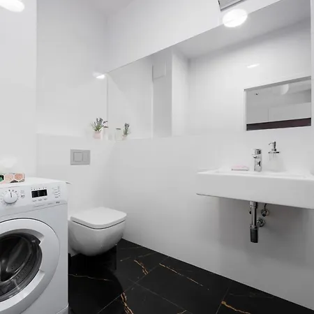 Апартаменты Fabulous Close To Paley And Medicover With Courtyard View