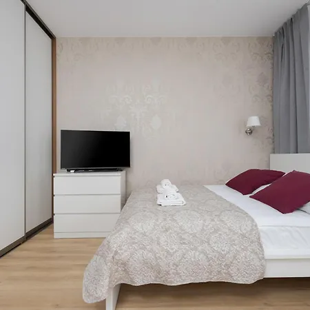 Fabulous Close To Paley And Medicover With Courtyard View