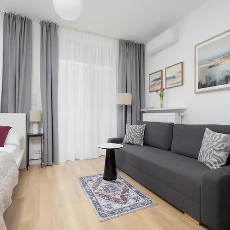 Fabulous Close To Paley And Medicover With Courtyard View