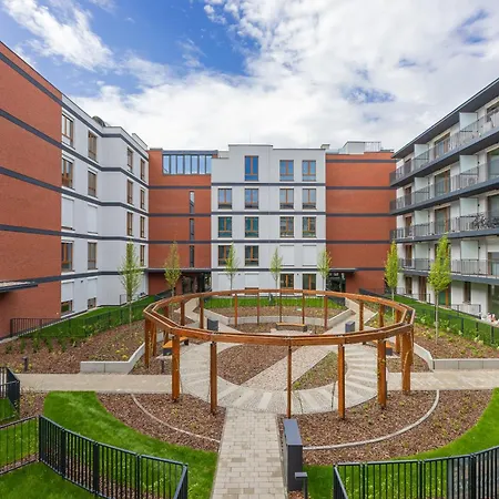 Fabulous Close To Paley And Medicover With Courtyard View *