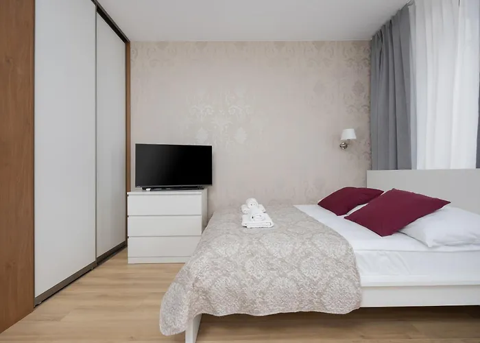 Fabulous Close To Paley And Medicover With Courtyard View