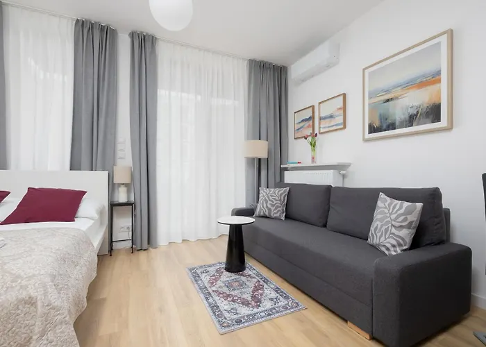 Fabulous Close To Paley And Medicover With Courtyard View