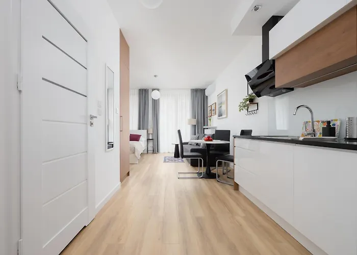 Fabulous Close To Paley And Medicover With Courtyard View *