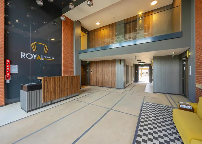 Fabulous Close To Paley And Medicover With Courtyard View