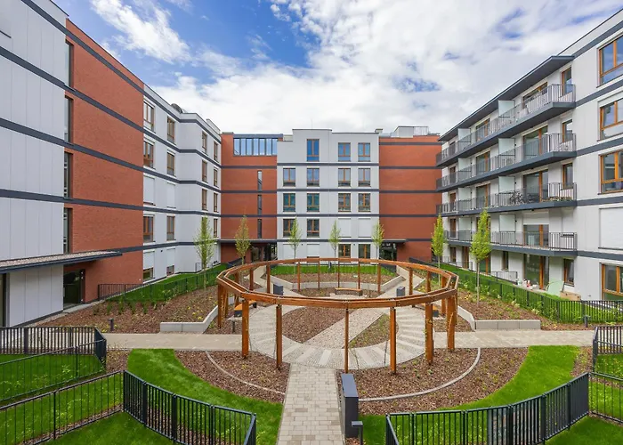 Fabulous Close To Paley And Medicover With Courtyard View *