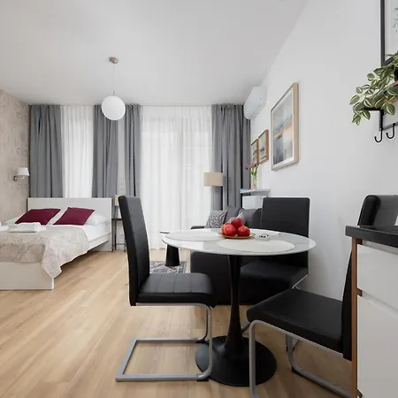 Fabulous Close To Paley And Medicover With Courtyard View * 华沙